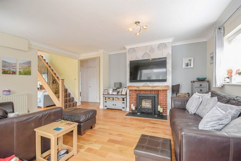 Property photo 2 of 17 Lounge