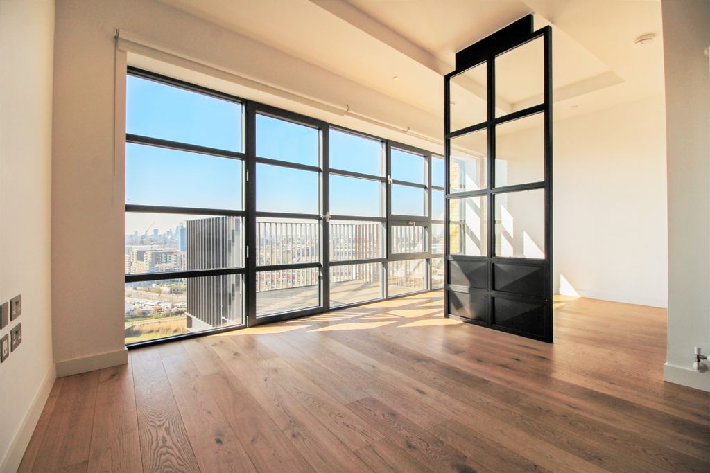 Property photo 3 of 16 Image00021