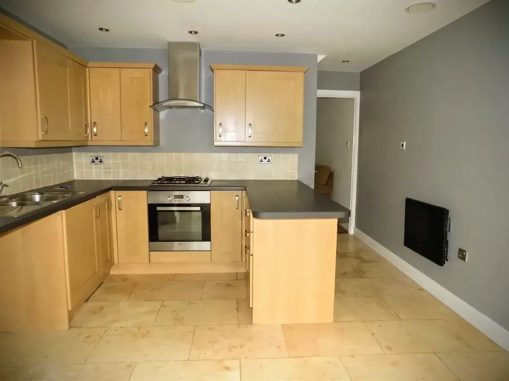 Property photo 3 of 6 Kitchen
