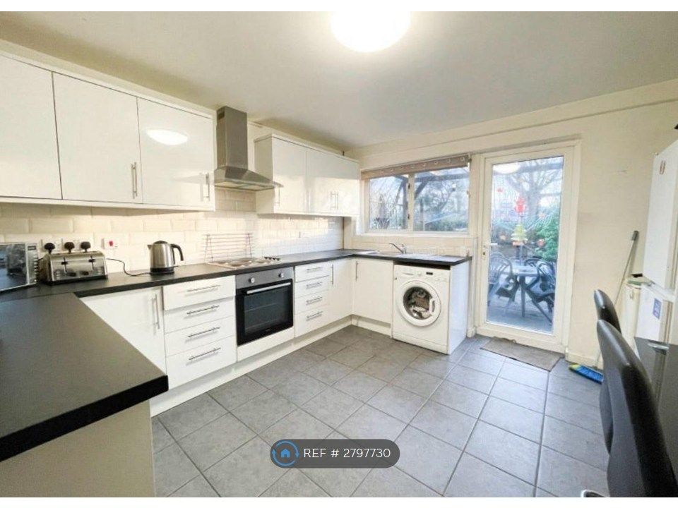 Property photo 1 of 7 Kitchen