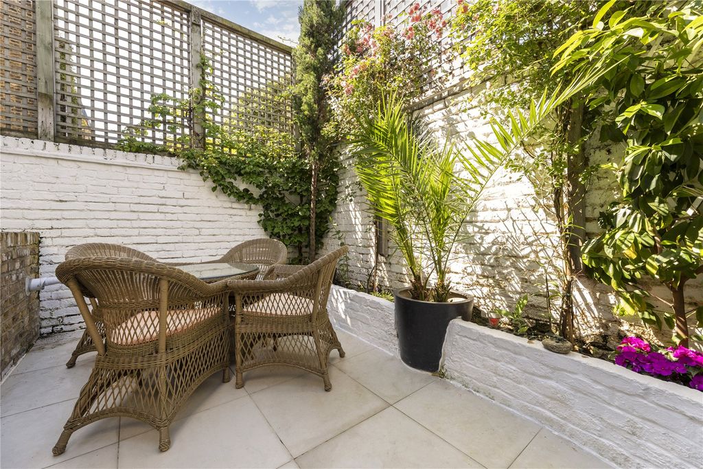 Property photo 2 of 17 Garden