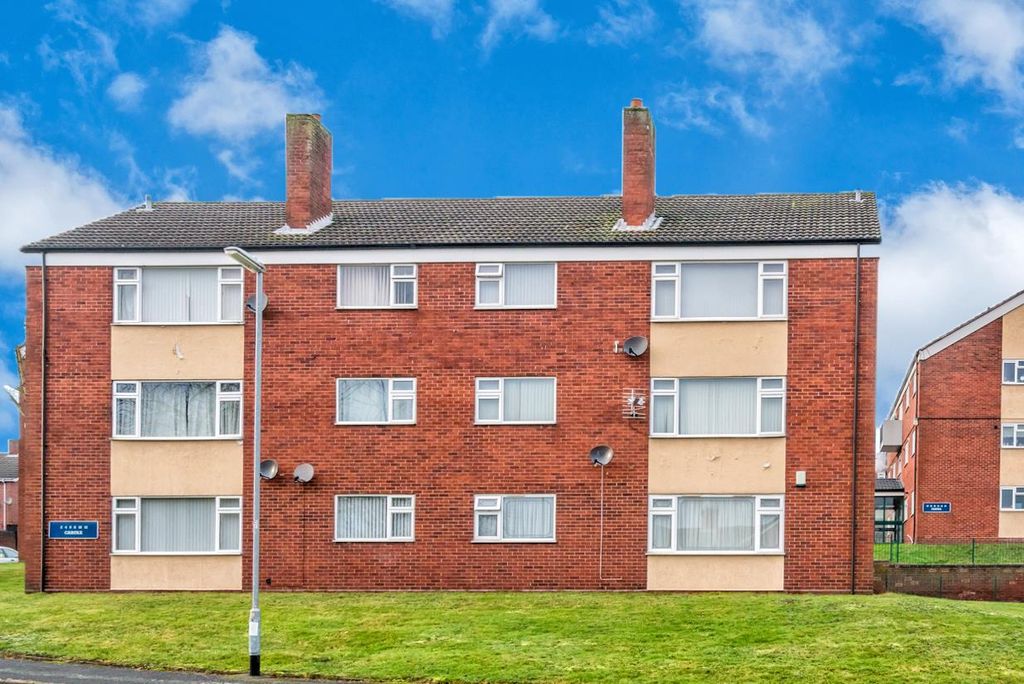 Property photo 1 of 15 2, Carfax, Cannock, Staffordshire, Ws11 0Yt (15 Of