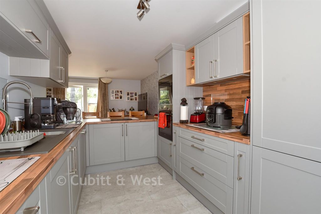 Property photo 1 of 7 Kitchen