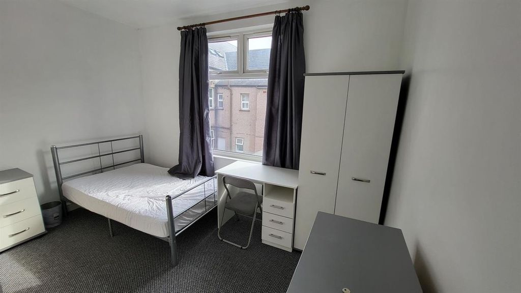 Property photo 3 of 14 A Bright And Tidy Double Bedroom Featuring A Large...