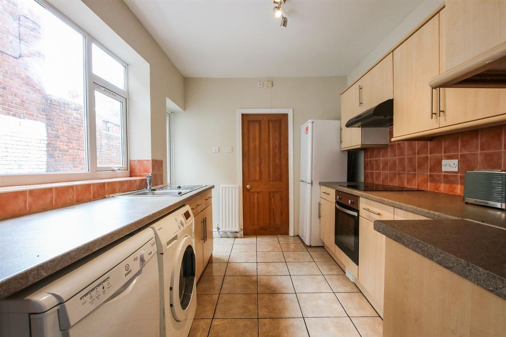 Property photo 3 of 12 Kitchen