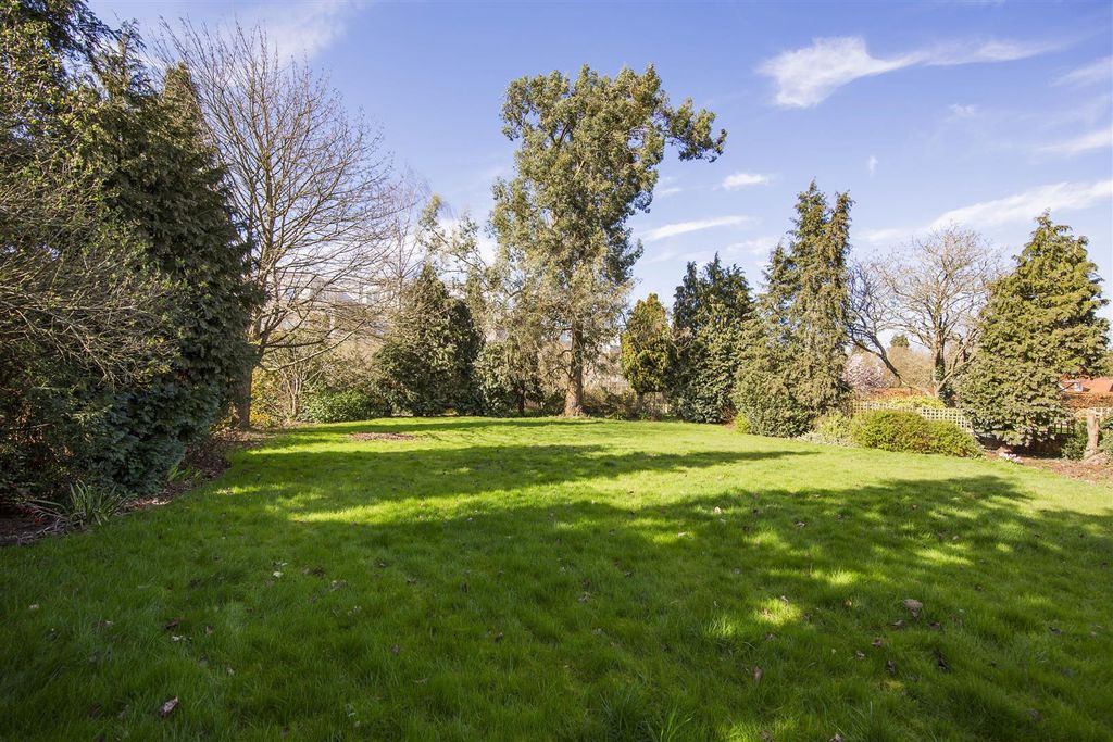 Property photo 3 of 28 Garden