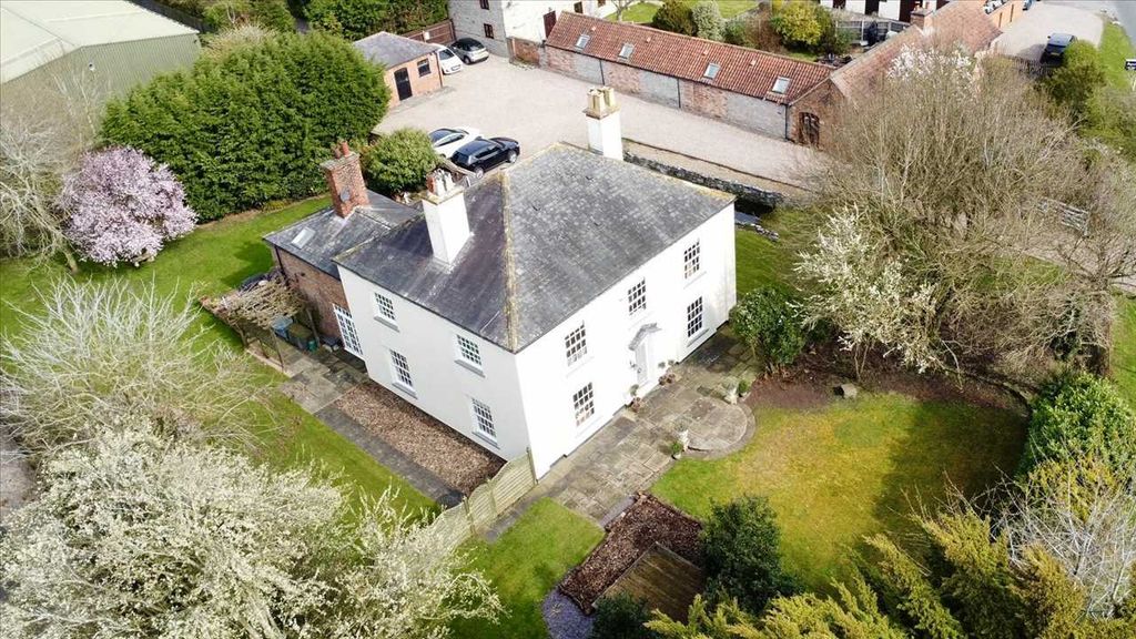 Property photo 2 of 33 Entrance Hallway