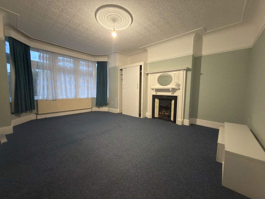 Property photo 1 of 12 Two Bedroom First Floor Flat Close To Gants Hill Station - £1900 Pcm