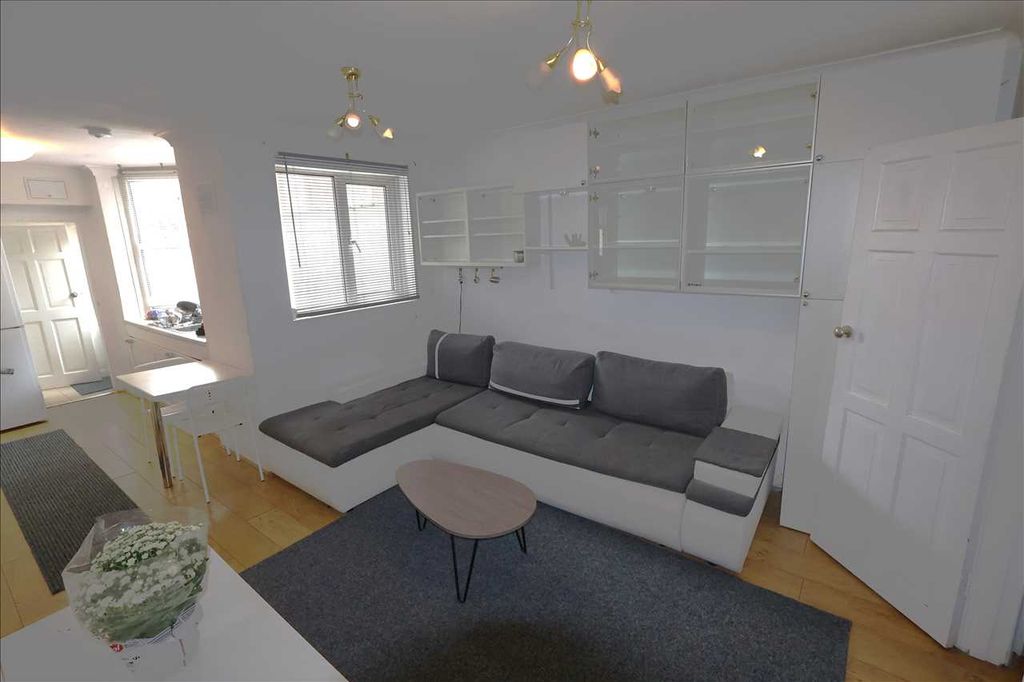 Property photo 2 of 21 Living Room