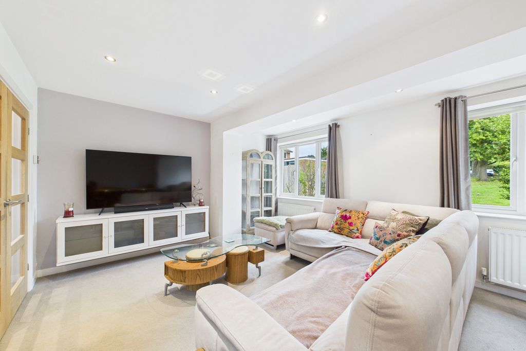 Property photo 2 of 28