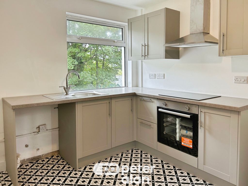 Property photo 3 of 12 Kitchen