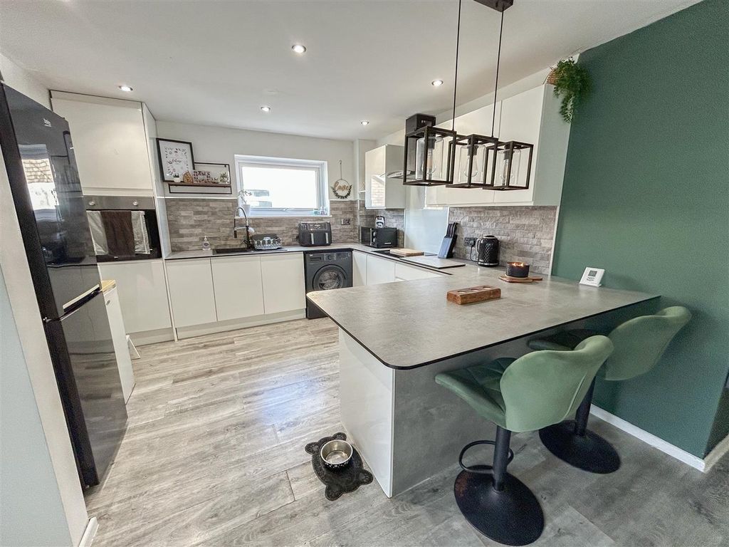 Property photo 3 of 17 Kitchen