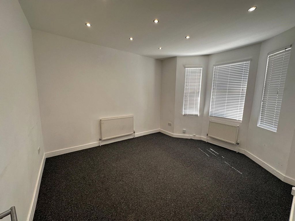 Property photo 2 of 14 Lounge