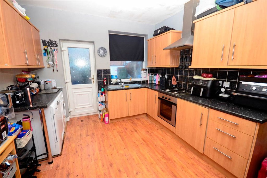 Property photo 3 of 11 Kitchen