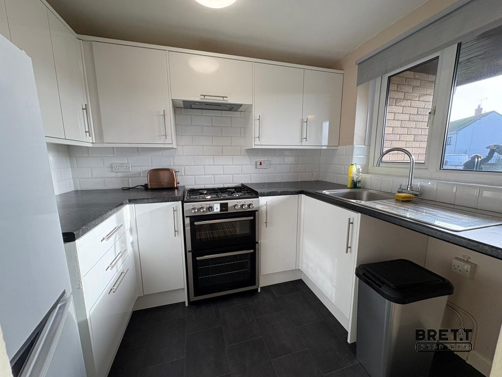 Property photo 3 of 7 Kitchen