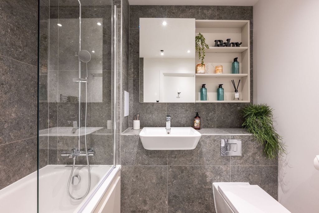 Additional image 11 of 2 bed flat for sale22, Capital Interchange Way, Brentford TW8