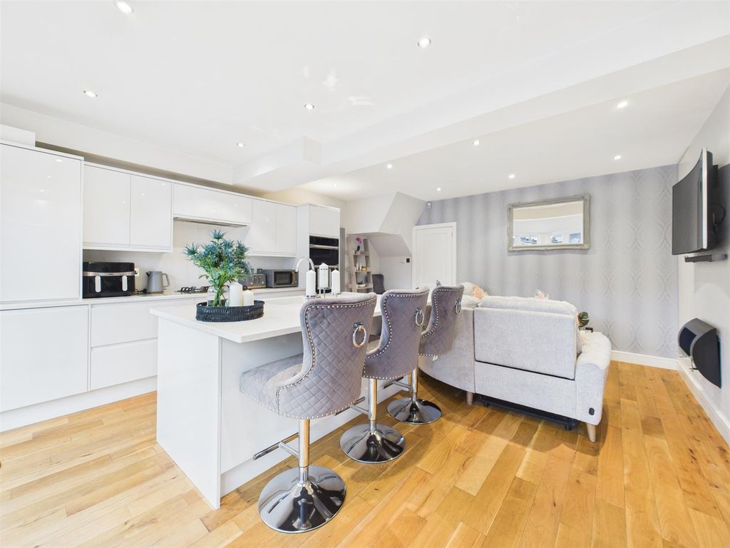 Property photo 3 of 11 Cam05080G0-Pr0219-Still016.Jpg