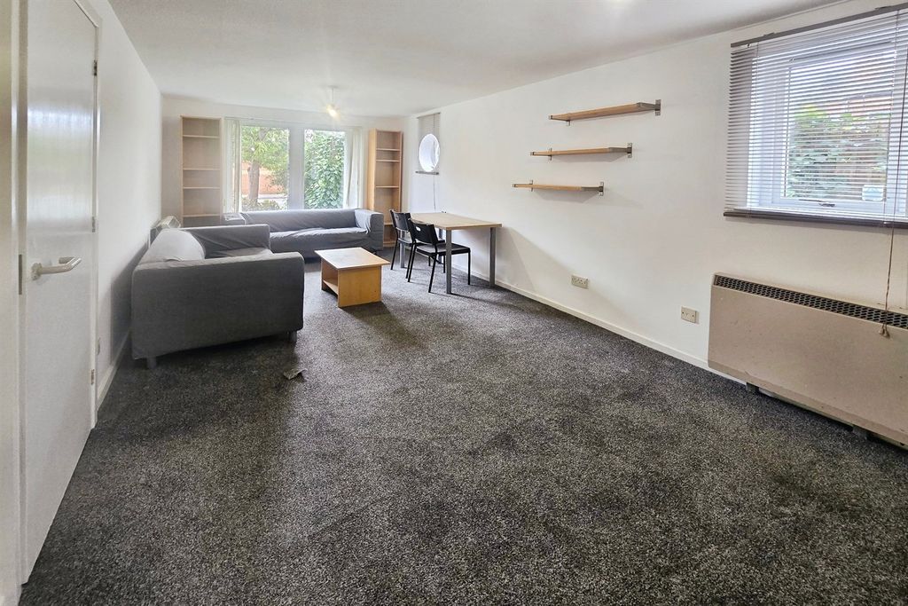 Property photo 2 of 8 Lounge