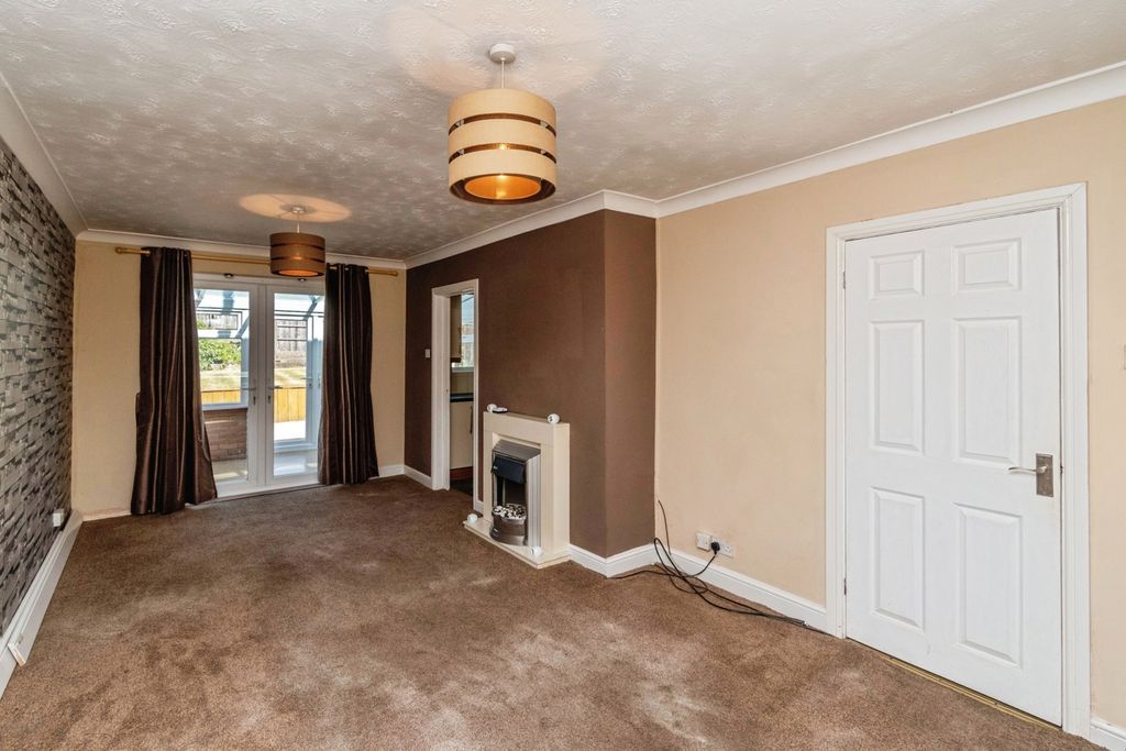 Property photo 3 of 17 Lounge
