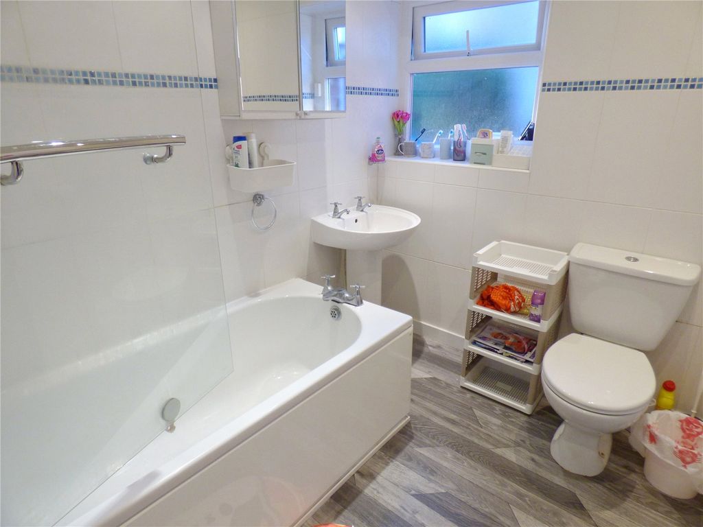 Property photo 3 of 10 Bathroom