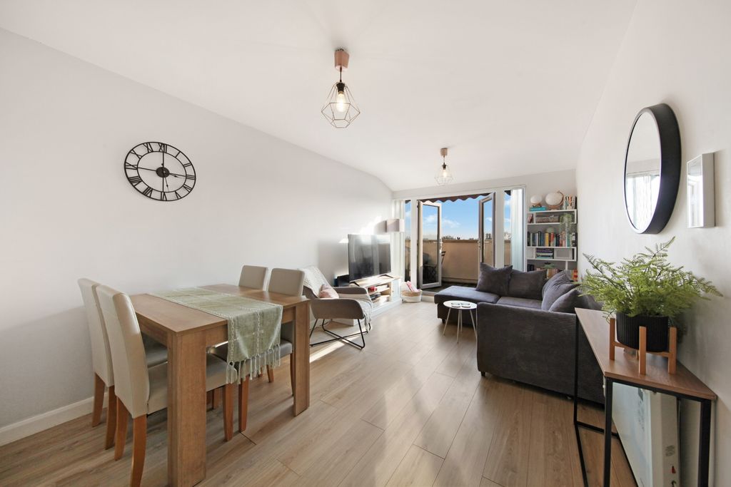 Property photo 1 of 17 Photo 12