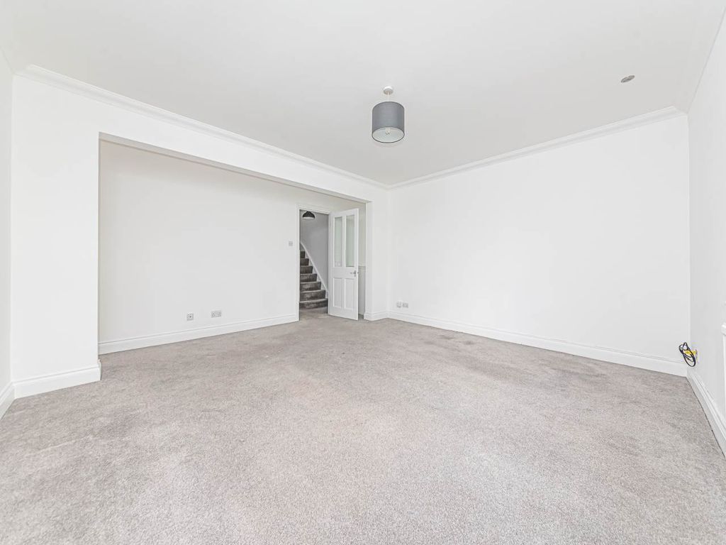 Property photo 1 of 8 Flat 2, 21 London Road (4)