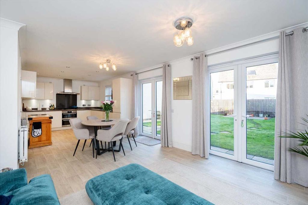 Property photo 2 of 32