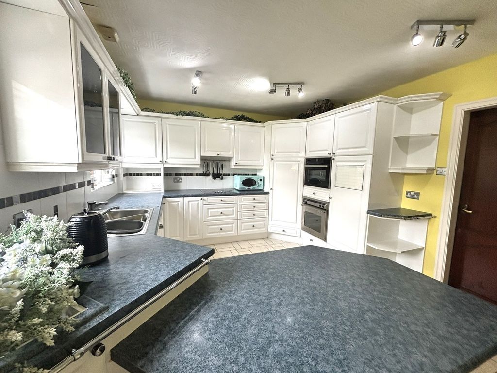Property photo 3 of 25 Kitchen