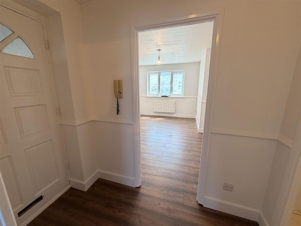 Property photo 2 of 10 Hallway.Jpg