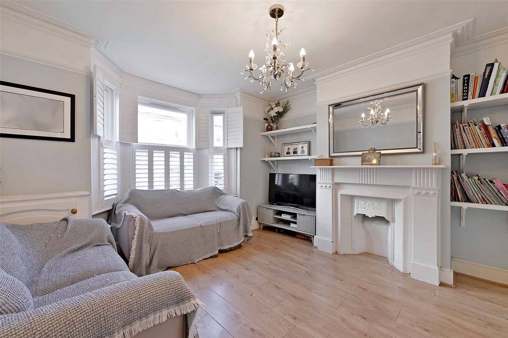 Property photo 2 of 17 Sitting Rroom