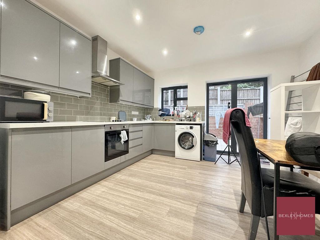 Property photo 2 of 10 Kitchen