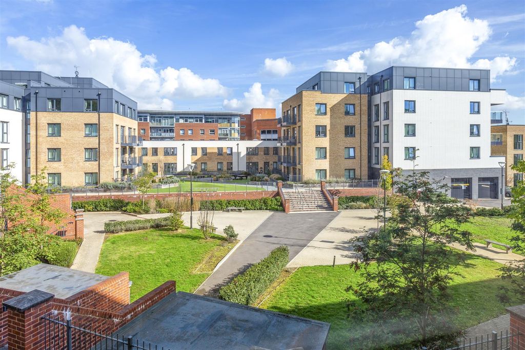 Property photo 2 of 15 Flat 19, Suffield Lodge Suffield Road, Hp11 2Fq-11