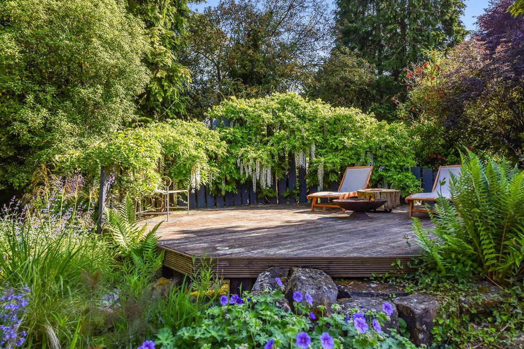 Property photo 3 of 18 Garden