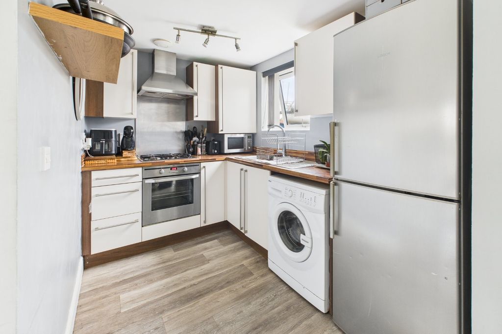 Property photo 3 of 18 Kitchen