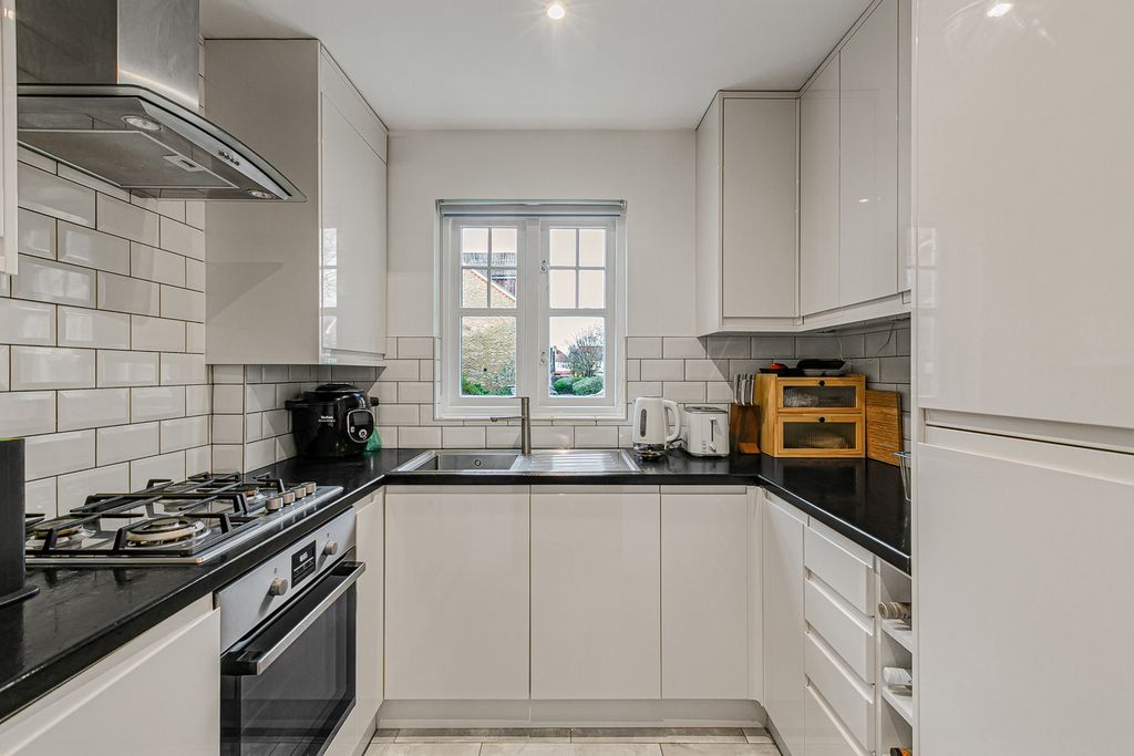 Property photo 3 of 18 Kitchen