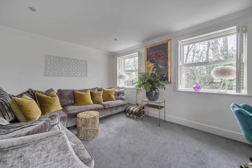 Property photo 3 of 18 Living Room