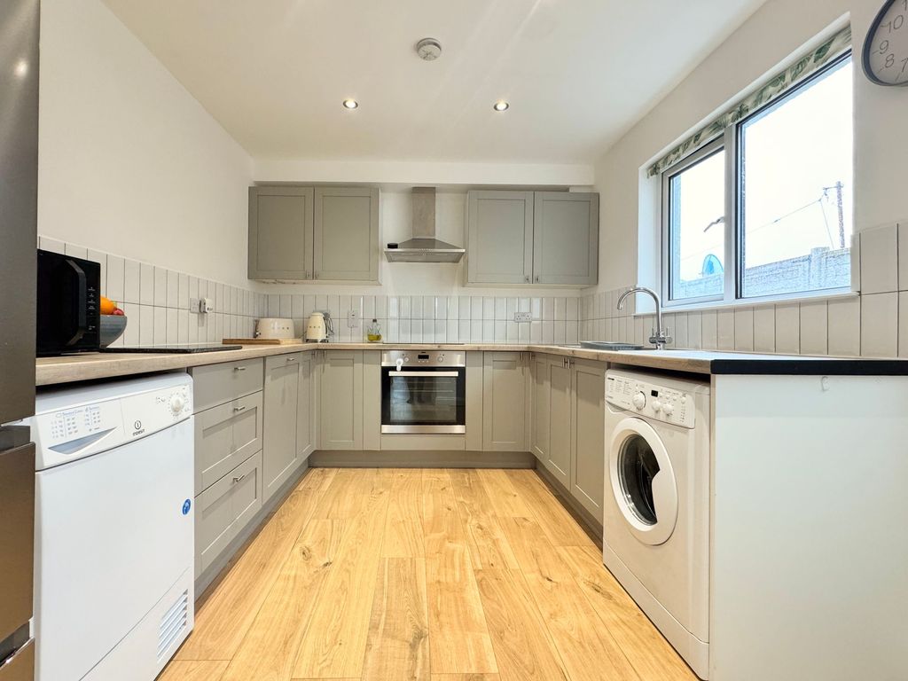 Property photo 2 of 32