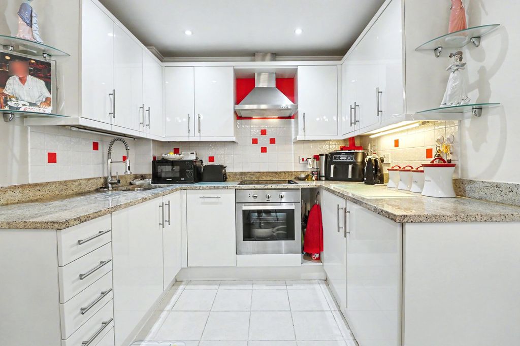 Property photo 3 of 18