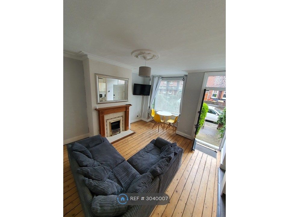 Property photo 1 of 32 Living Room Newly Decorated
