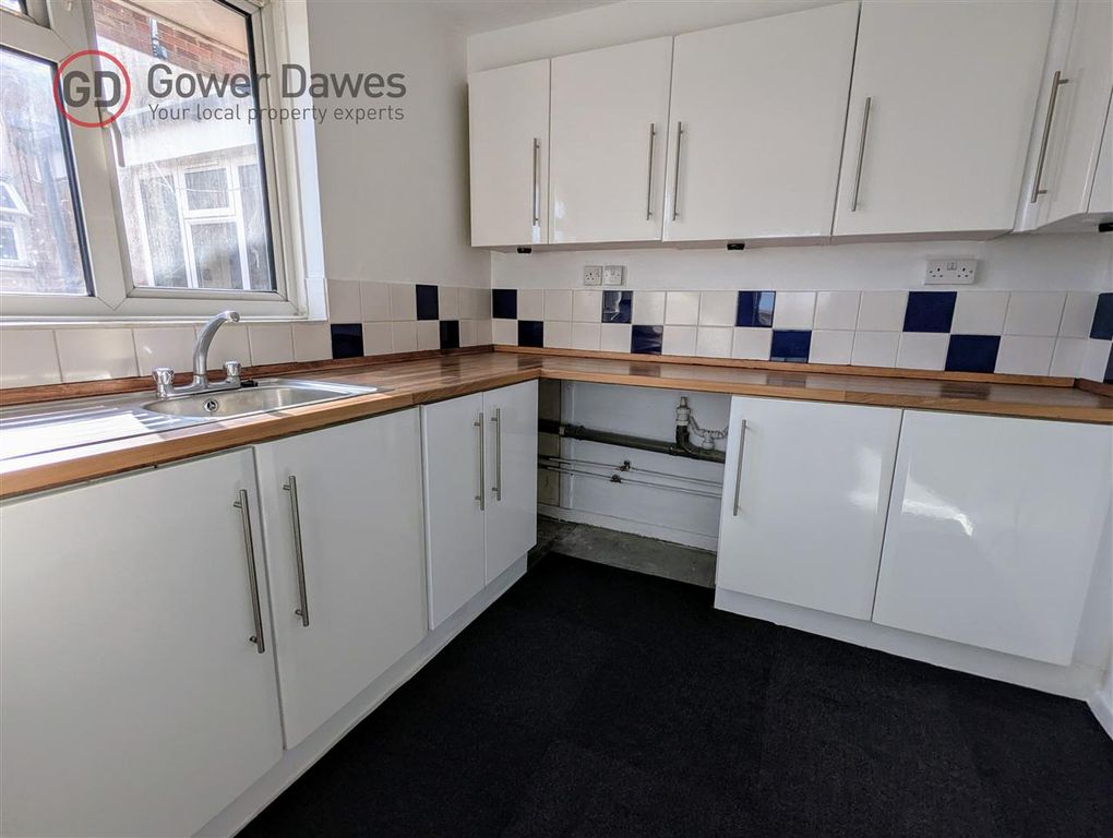 Property photo 2 of 7 Kitchen