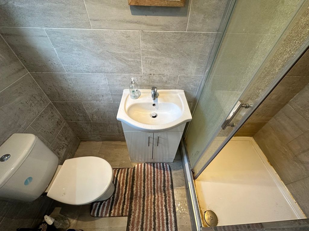 Property photo 3 of 3 Shower Suite