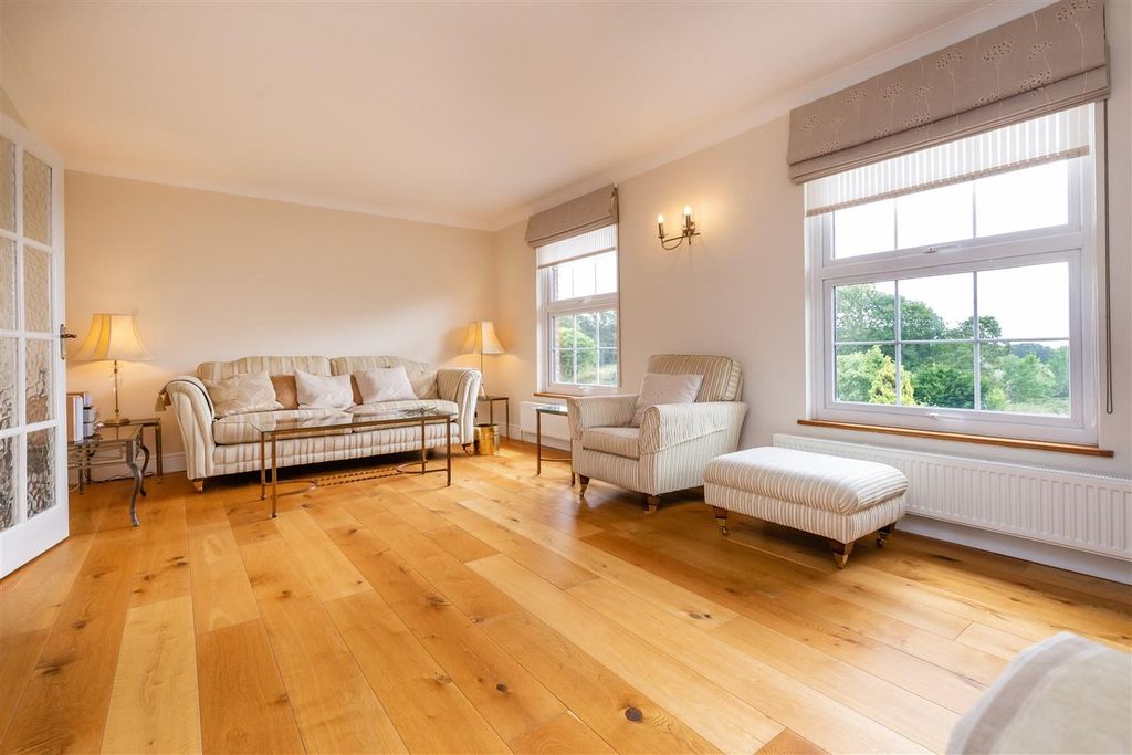 Property photo 3 of 17 39 Theydon Grove (23).Jpg