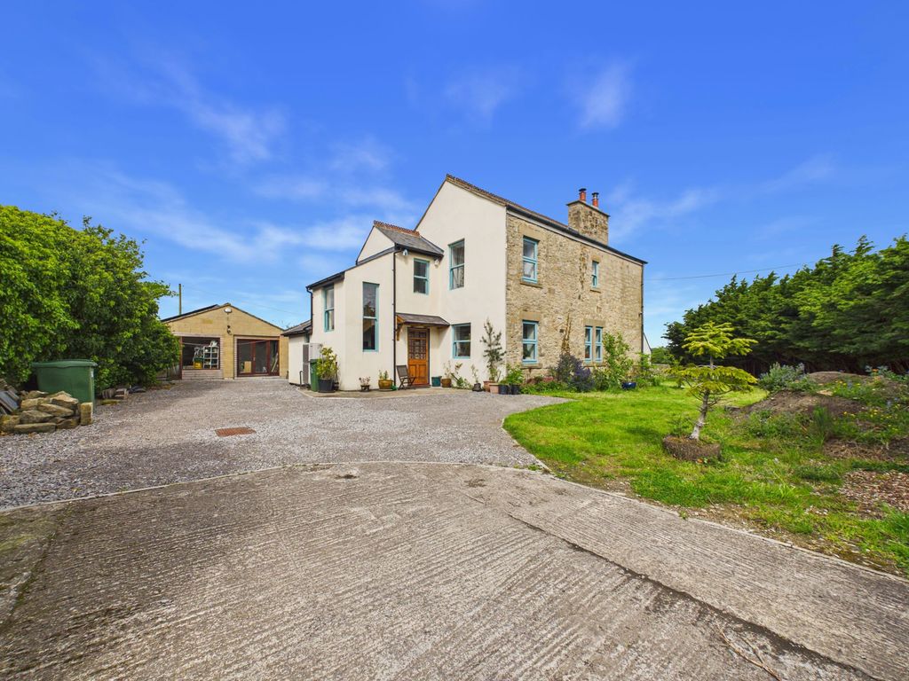 Property photo 2 of 31