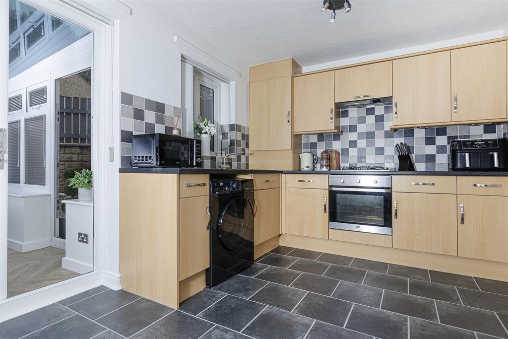 Property photo 3 of 33 Dining Kitchen