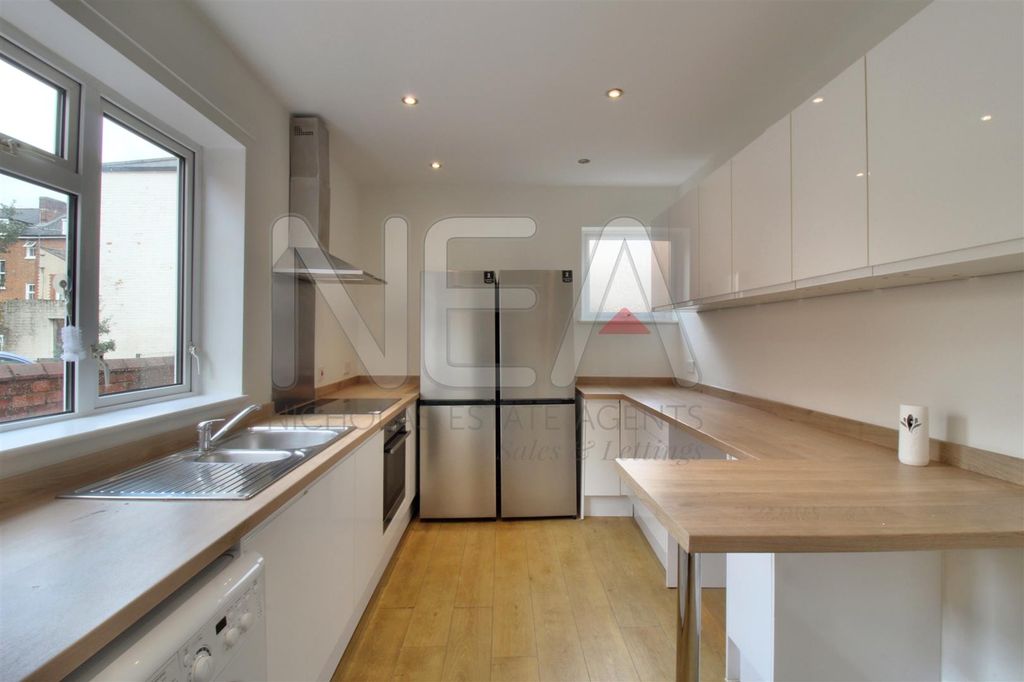 Property photo 3 of 6 Communal Kitchen