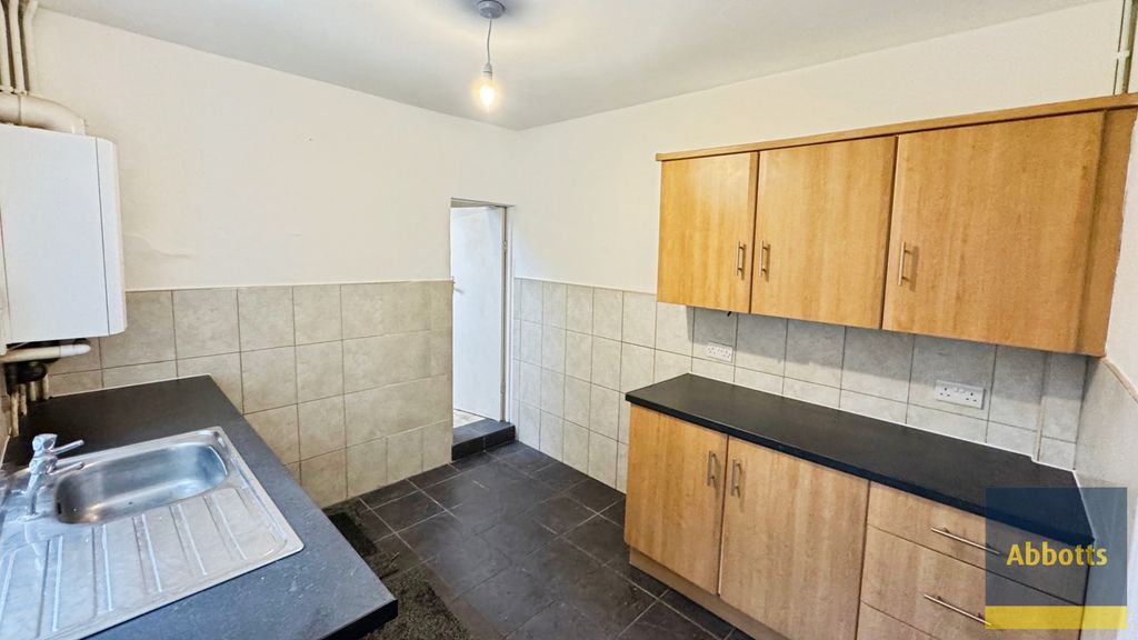 Property photo 3 of 9 Kitchen 1