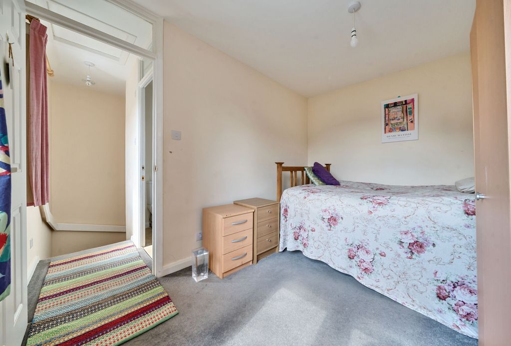 Property photo 3 of 10 1296529-9-682Deb7...
