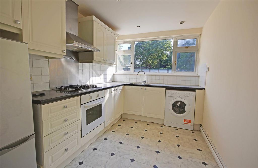 Property photo 2 of 9 Kitchen