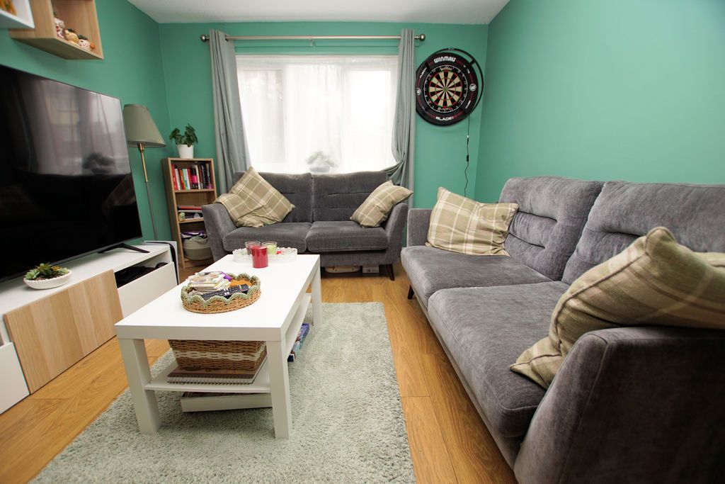 Property photo 2 of 11 Lounge