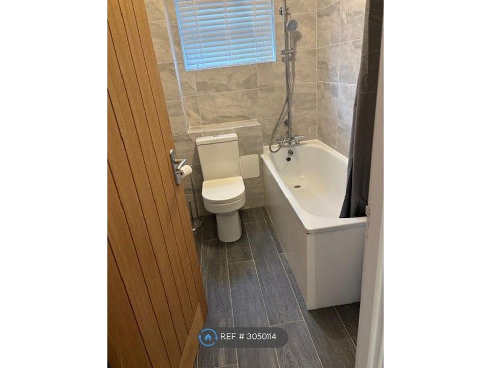Property photo 3 of 9 Bath/Shower Room